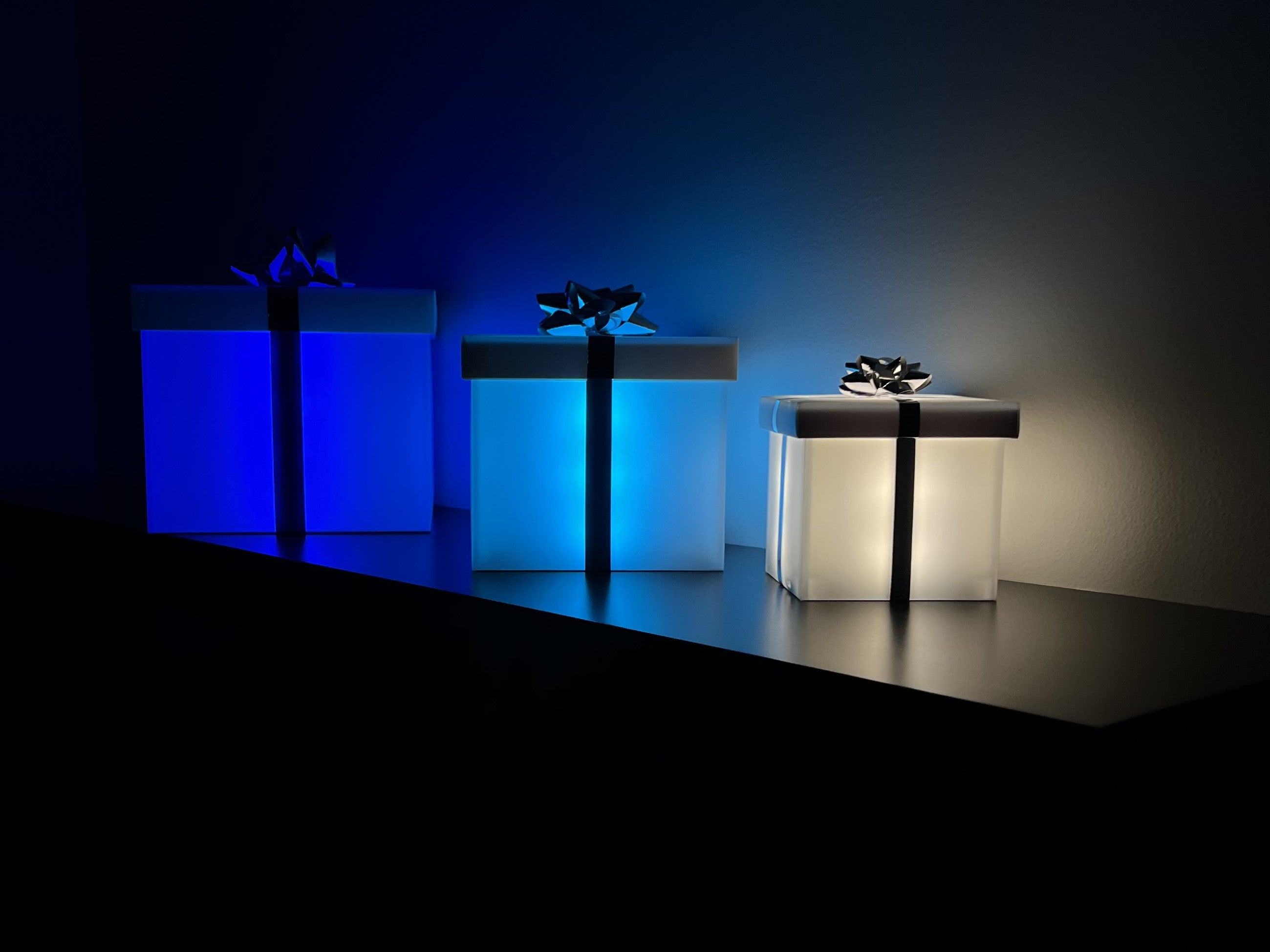 Boîtes lumineuses carismo en bleu, cyan et blanc