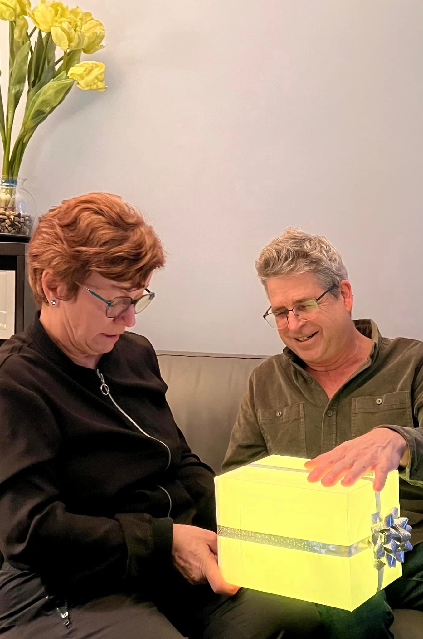 Couple avec une boîte lumineuse carismo prototype
