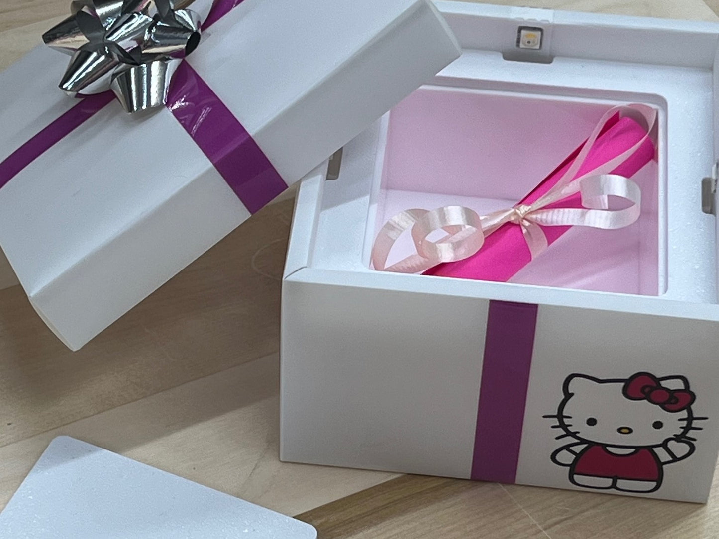 Boîte cadeau lumineuse carismo hello kitty  ouverte
