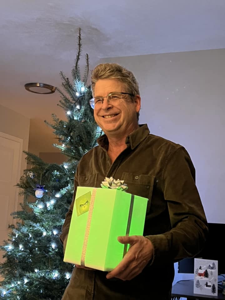 Luc avec une boite lumineuse carismo prototype