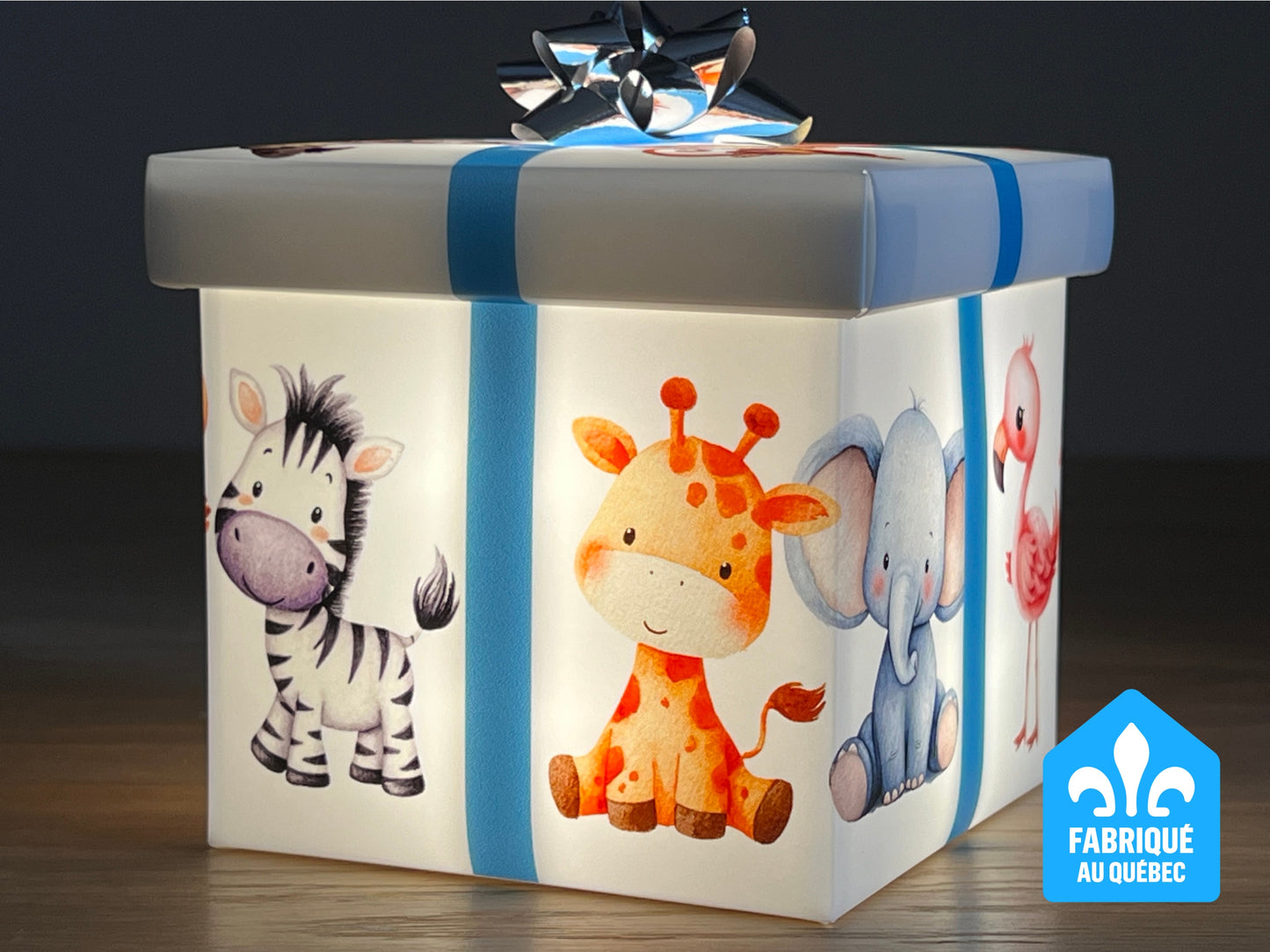 Une boîte cadeau lumineuse carismo pour bébé avec bande bleu