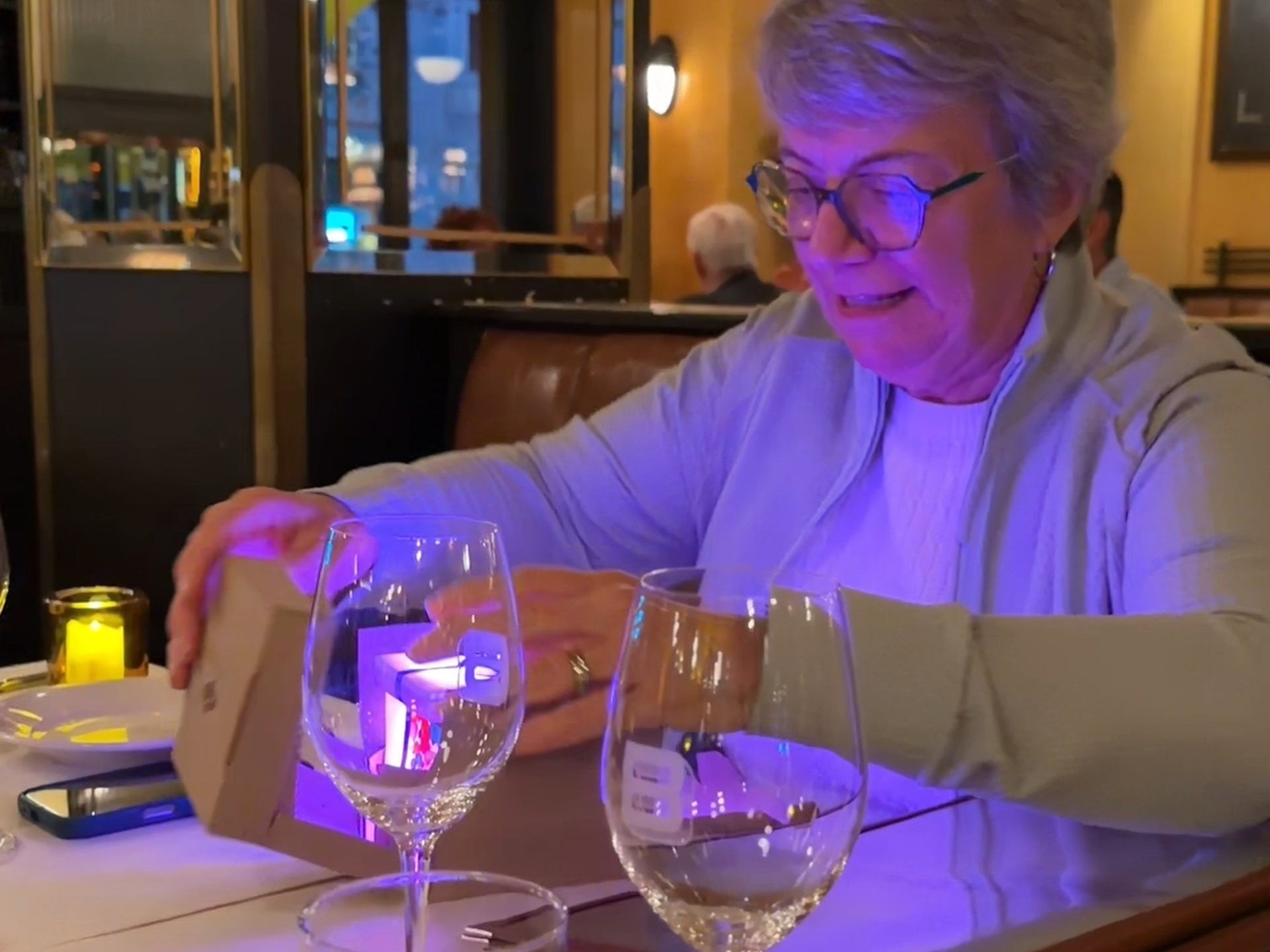 Déballage d'une boîte cadeau lumineuse carismo
