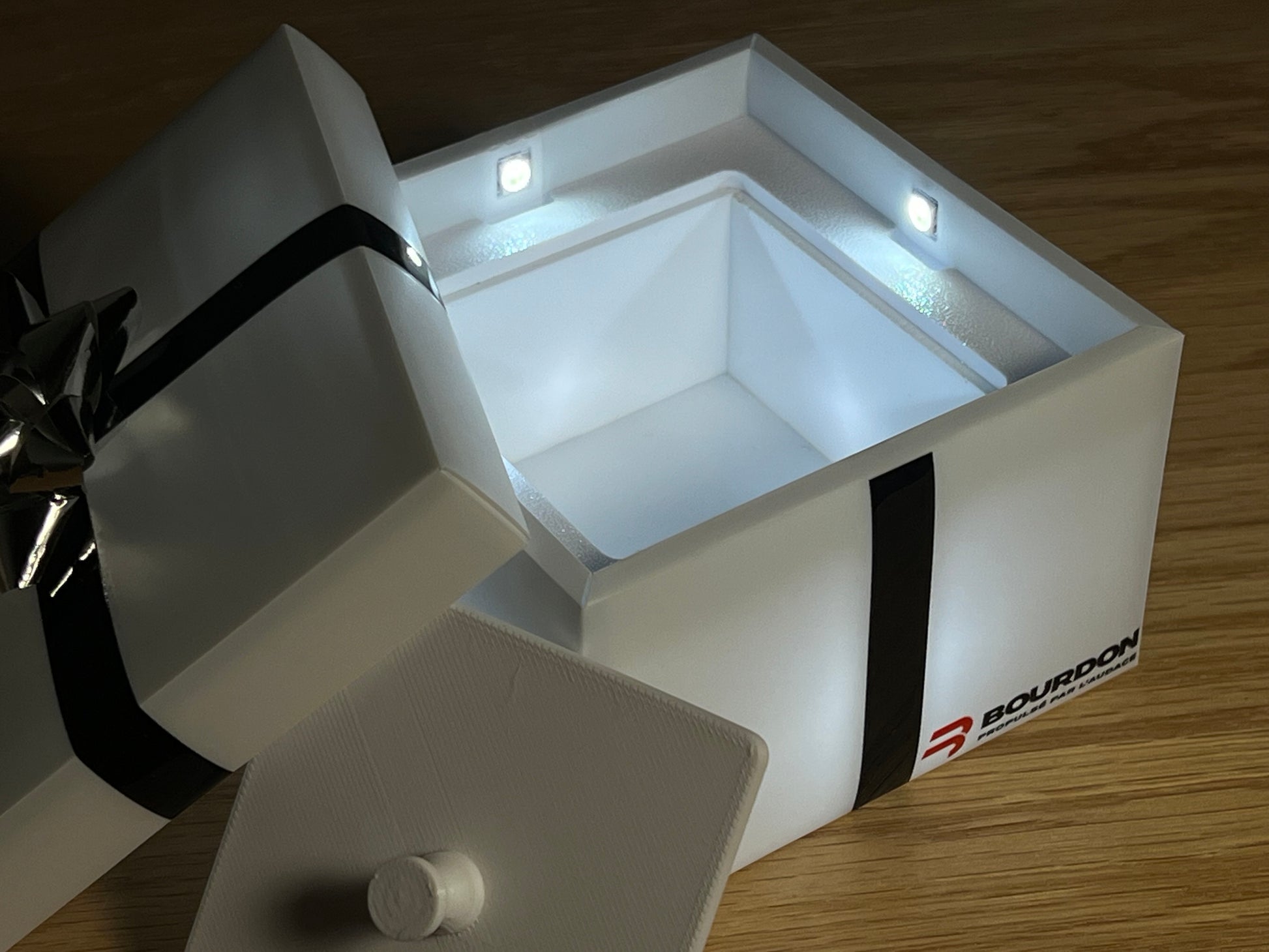 Boîte lumineuse carismo avec le logo bourdon qui est ouverte