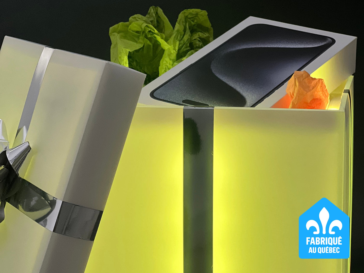 Une boîte lumineuse carismo avec un téléphone