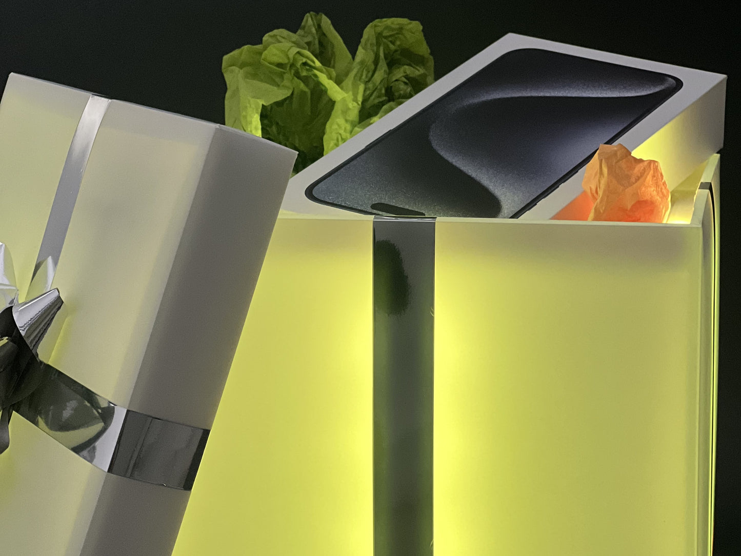 Une boîte lumineuse carismo avec un téléphone