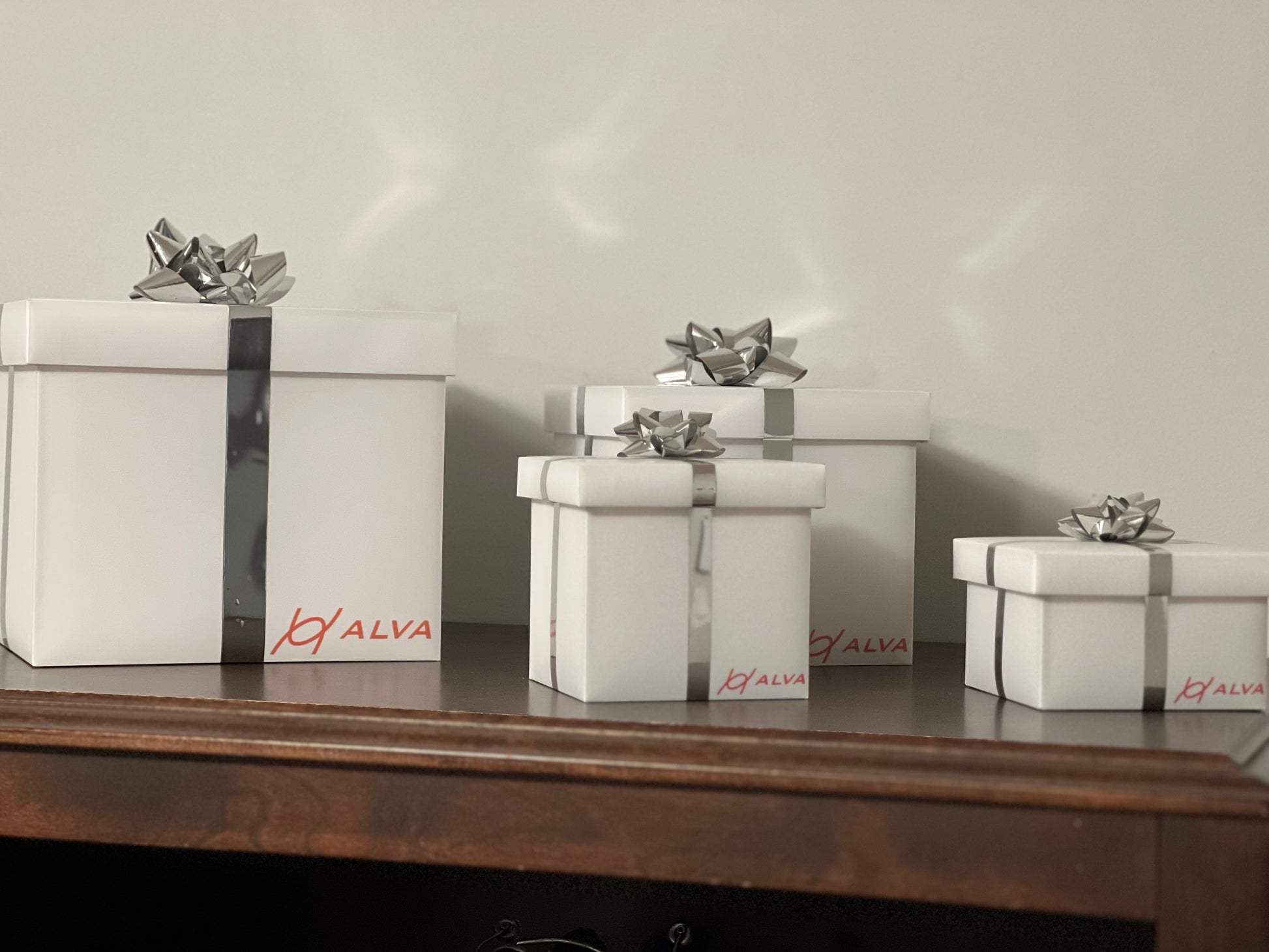 4 boîtes lumineuses avec le logo Alva