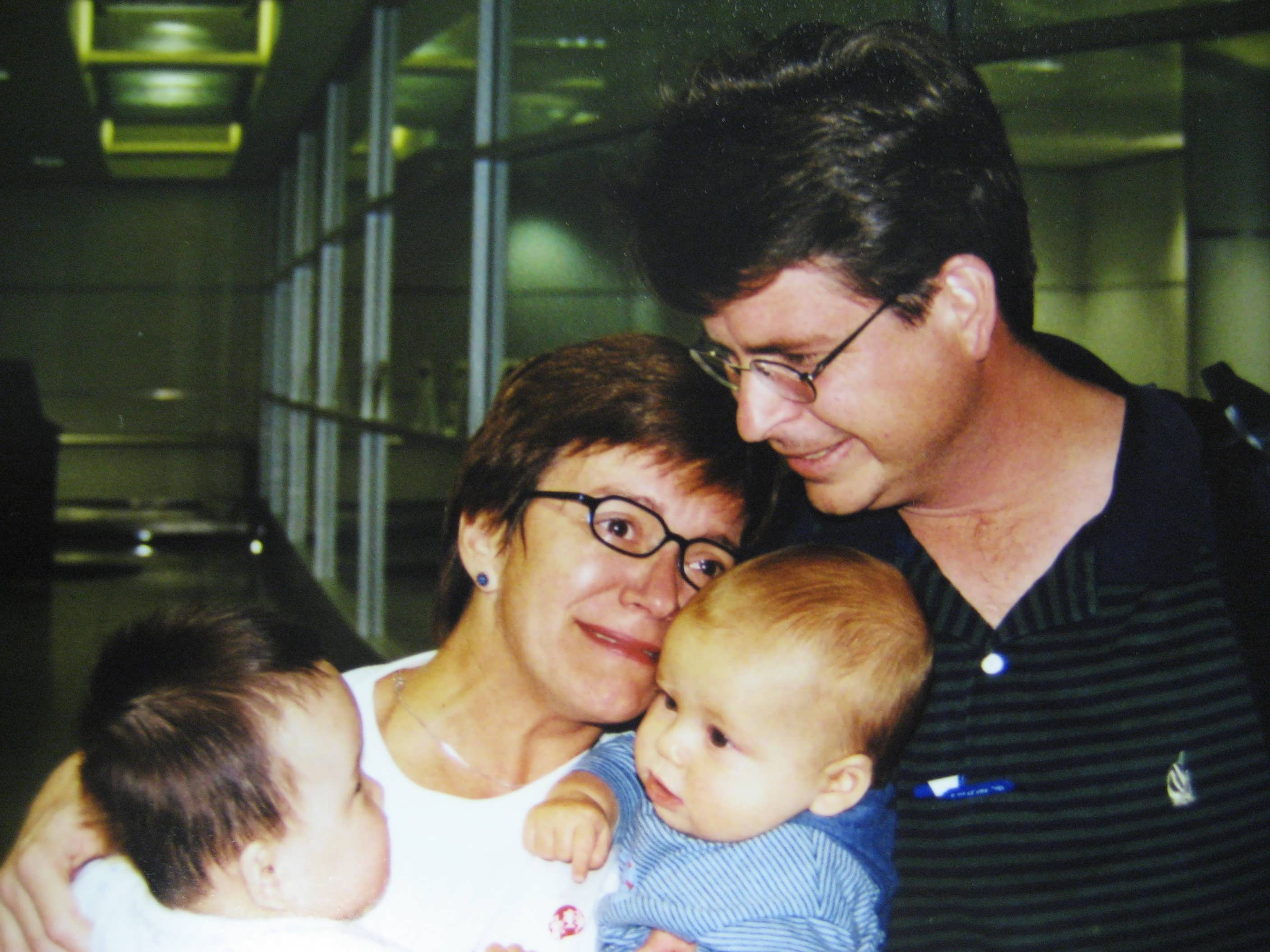 Un couple avec deux bébés